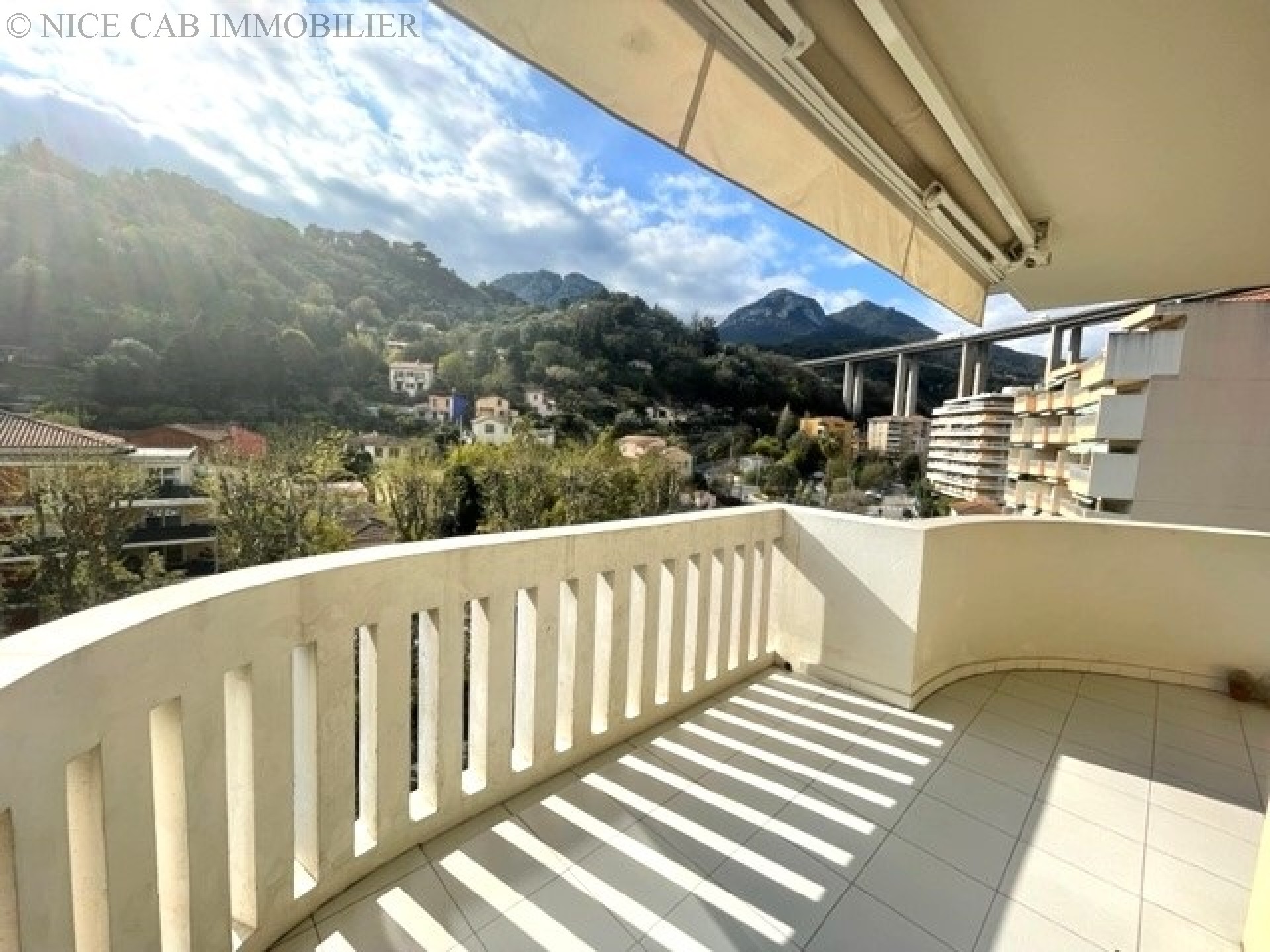 Appartement à vendre, MENTON CAREÏ   RESIDENCE RECENTE DE STANDING  3 P DERNIER ETAGE  , 62 m², 3 pièces